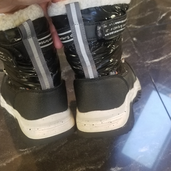 Little girl water proof winter boots with fleece lining size 12 - Picture 2 of 8